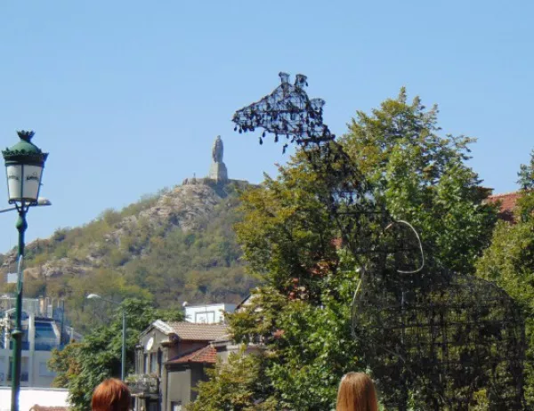 Странна кафява вода се лее от фонтан в Пловдив (СНИМКА)