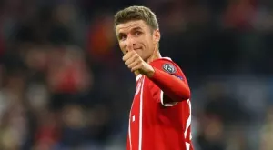 СНИМКА: Звезда на Байерн ритна отзад треньора си след смяна