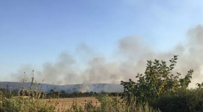 Пожар бушува близо до стадион "Берое" в Стара Загора