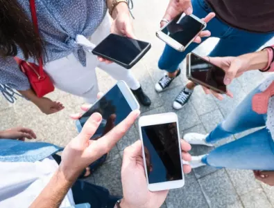 Англия обмисля забрана на мобилните телефони в училищата