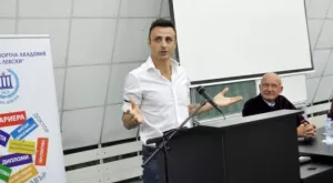 {{ otherArticle[0].article.title }}