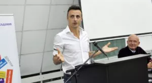 {{ otherArticle[0].article.title }}