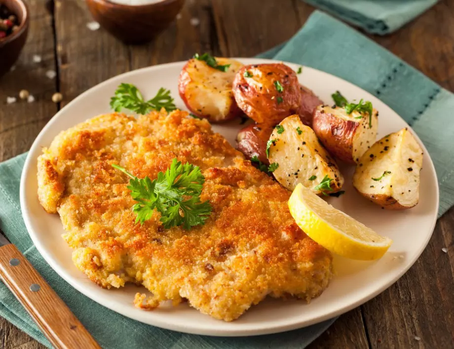 Пилешки шницел с чудесни картофки и лимон: Така го правят в ресторантите
