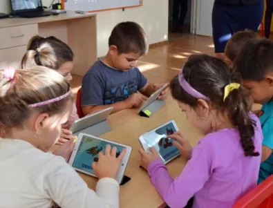 Община Бургас осигури още 405 таблета за детските градини