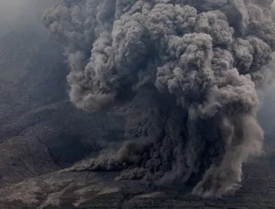 Вулканът Попокатепетъл изхвърли 3-километрова колона от пепел (ВИДЕО)