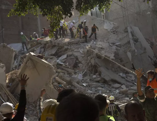 Спасителите вярват, че има оцелели под отломките на сгради в Мексико