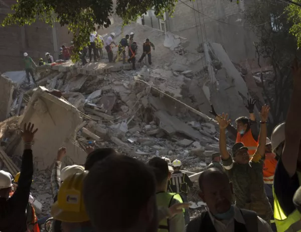 Жертвите на земетресението в Мексико достигнаха 318