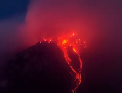 Вулкан на индонезийски остров изригна близо 50 пъти