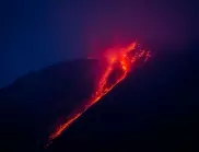 Десетки загинали след изригването на вулкан в Индонезия (ВИДЕА)
