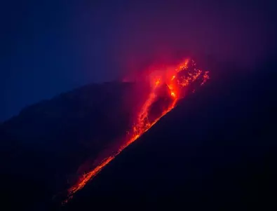 Десетки загинали след изригването на вулкан в Индонезия (ВИДЕА)