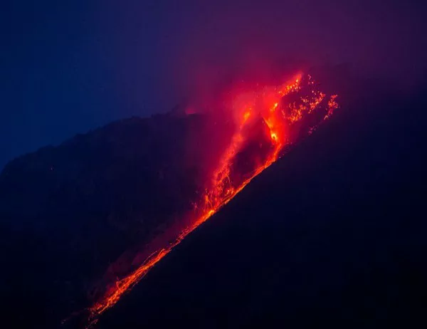 Невероятната красота на изригващия вулкан в Хаваи (ВИДЕО)