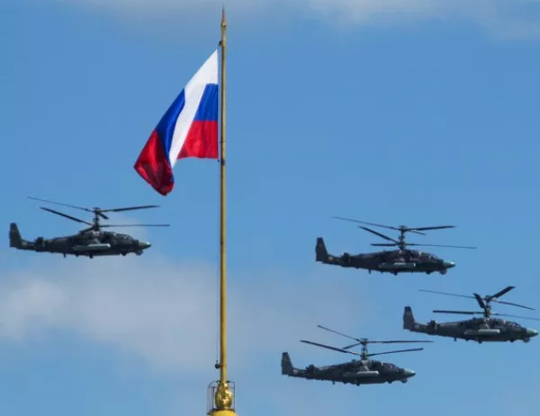 Руски боен хеликоптер за малко не изби наблюдаващи цивилни (ВИДЕО)