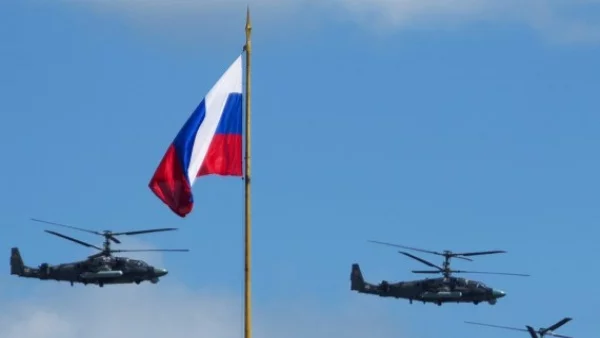 Руски боен хеликоптер за малко не изби наблюдаващи цивилни (ВИДЕО)