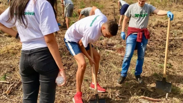 Доброволци засадиха първите 1000 дръвчета в инициативата "Моят зелен град" (ВИДЕО)