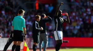 Манчестър Юнайтед с трудна победа, не изпуска градския съперник