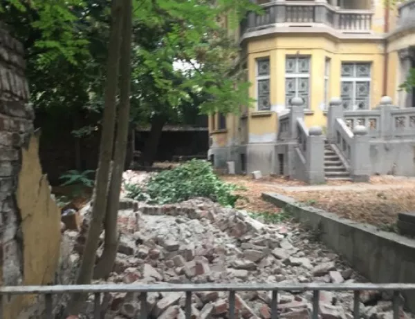 Настимир Ананиев алармира, че едната стена на "Къщата с ягодите" е разрушена