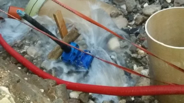 В Асеновград: Камион мина върху хидрант, остави два квартала без вода