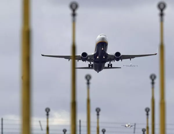 Китайска стюардеса изпадна от самолет