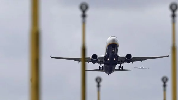 Президентът на Мексико пести държавни пари и лети с граждански полети