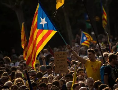 Протестиращи в Барселона замерят полицията с хартиени самолети