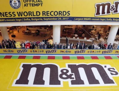 Световен рекорд на Гинес в България – изградиха най-голямата мозайка от бонбони (ВИДЕО)