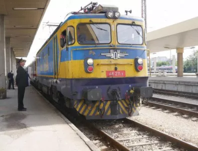 Експерти: Държавата се готви да даде 840 млн. лева за бавни влакове