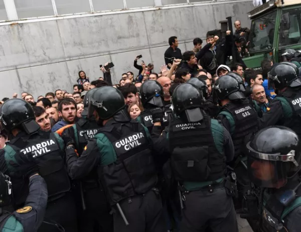 Демонстрации "За" и "Против" референдума в Каталуния, над 700 са ранените