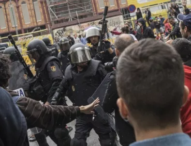 Испанската полиция бие каталунските пожарникари (ВИДЕО)