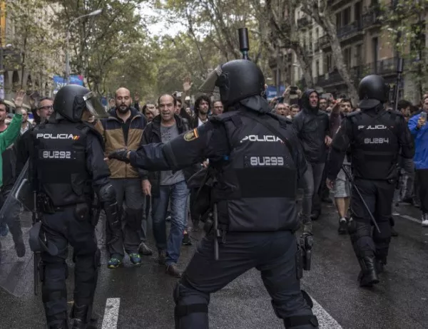 Сблъсъци между протестиращи и полиция в Барселона