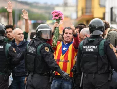 Полицаи нахлуха в секцията, където трябваше да гласува каталунския премиер