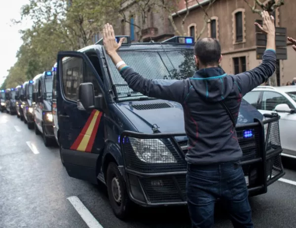 Светът с призив за диалог между Мадрид и Барселона, официален ЕС мълчи за референдума (СНИМКИ)