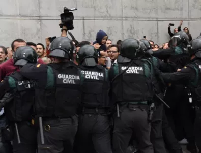 Полицията използва гумени куршуми срещу протестиращи в Каталуния (Видео)