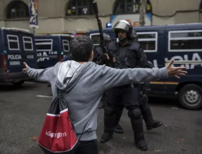 Каталунската полиция застана в защита на протестиращите (ВИДЕО)