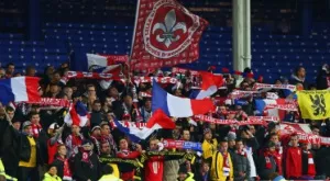 Петима пострадаха тежко, след като преграда от трибуна се срути в мач от Лига 1