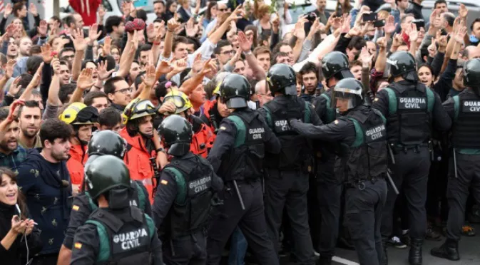 Изнесен на ръце от полицията испански национал разказа за безумията в Каталуния