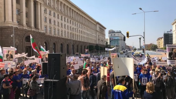 Блокада и бурни освирквания по адрес на Бойко Борисов пред МС (ВИДЕО)