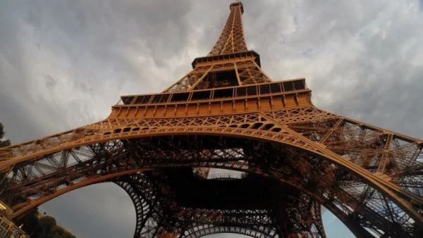Айфеловата кула официално е отворена за посетители
