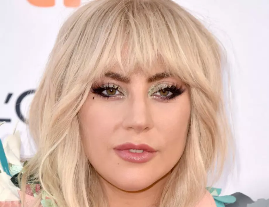 Лейди Гага отложи издаването на албума си