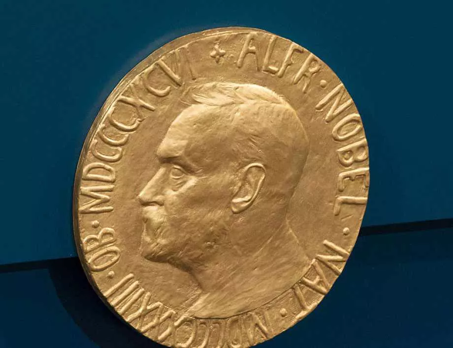 Дали нобелистът Хандке може формално да донесе наградата на Сърбия?