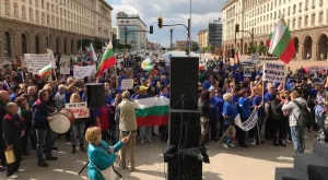 Стотици служители на "Емко" отново на протест