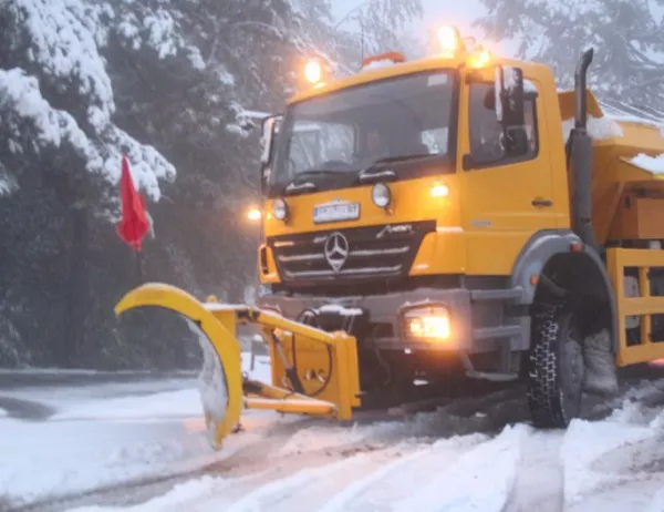 Проходите "Троян - Кърнаре" и "Петрохан" са затворени, на "Шипка" вали сняг