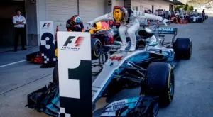 Хамилтън "превзе" и Япония, нови проблеми за Фетел