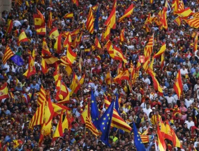 Хиляди в Каталуния протестират срещу отцепването (ВИДЕО)