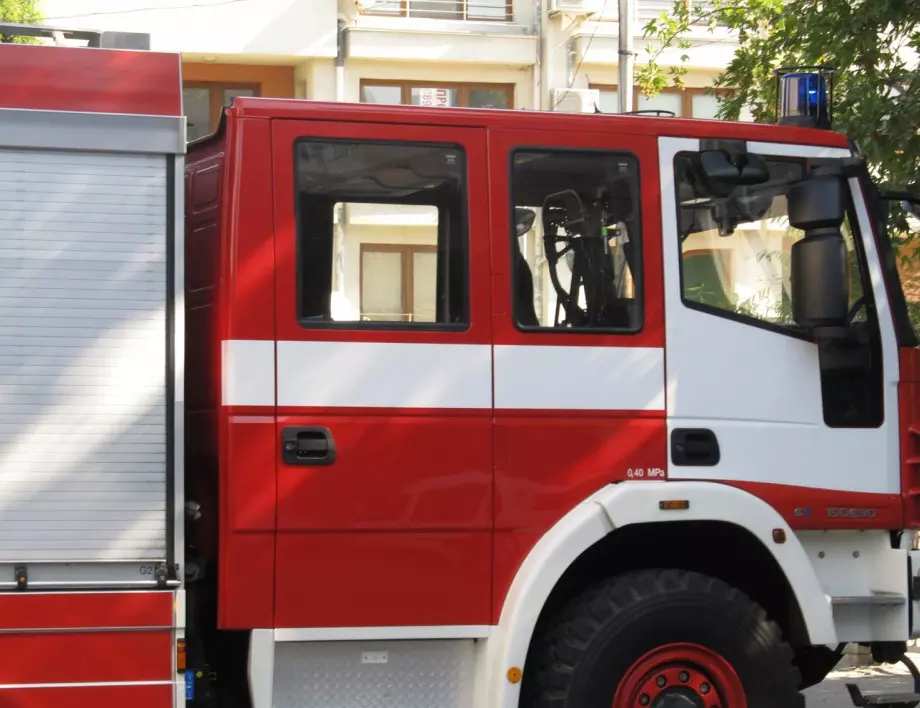 Пожарникари спасиха 9-годишно дете, качило се на покрив в Попово