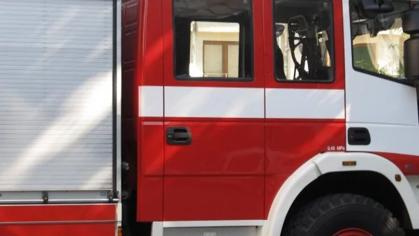 Деца от езиковата гимназия във Велико Търново са евакуирани заради пожар