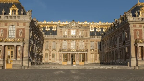 Блок червен мрамор пътува към Версайският дворец 3 века и половина