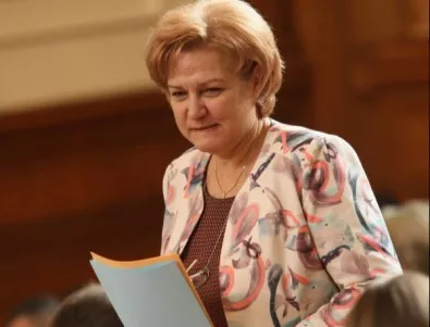 Менда Стоянова се изплаши от фалит на застрахователите, ако не поскъпне 