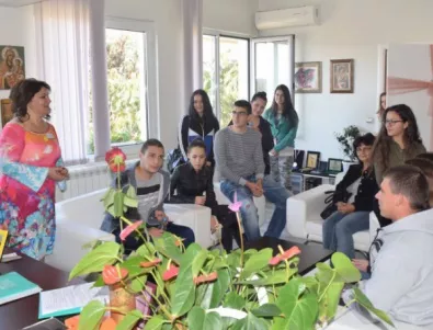 Кметът на Ивайловград покани ученици в кабинета си по случай Деня на българската община