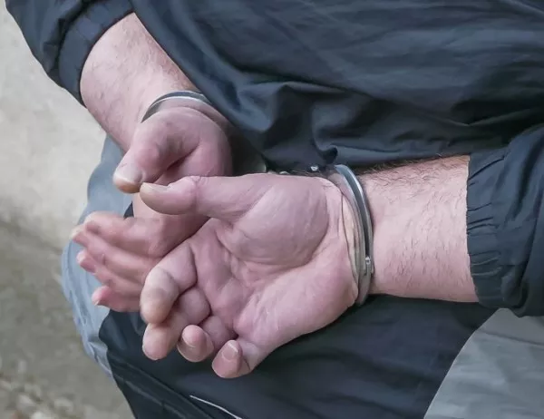 Арестуваха полицай за трафик на мигранти от Бургас за София