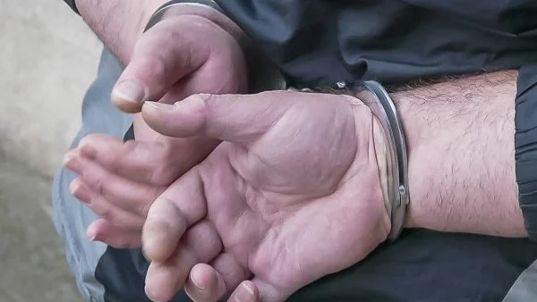 Задържаха двама за нападение и грабеж на четири жени в Добрич